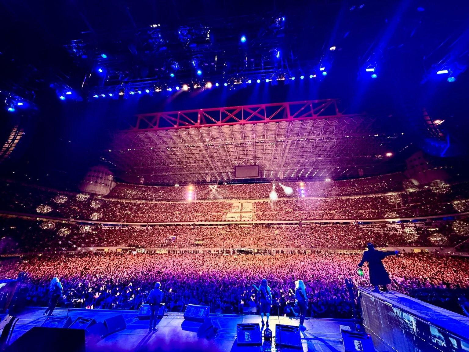 Picture of the audience in an Iron Maiden concert in the San Siro stadium